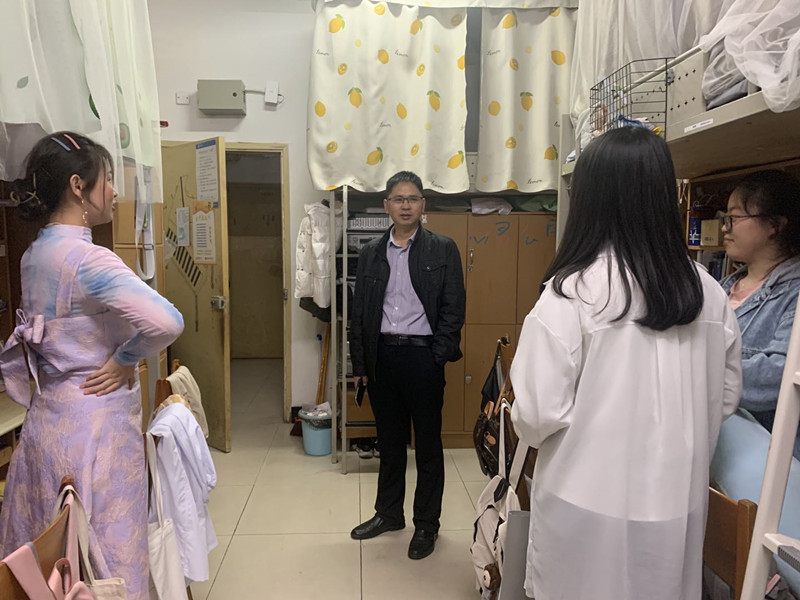 穆书记走访2020级女生宿舍_副本.jpg