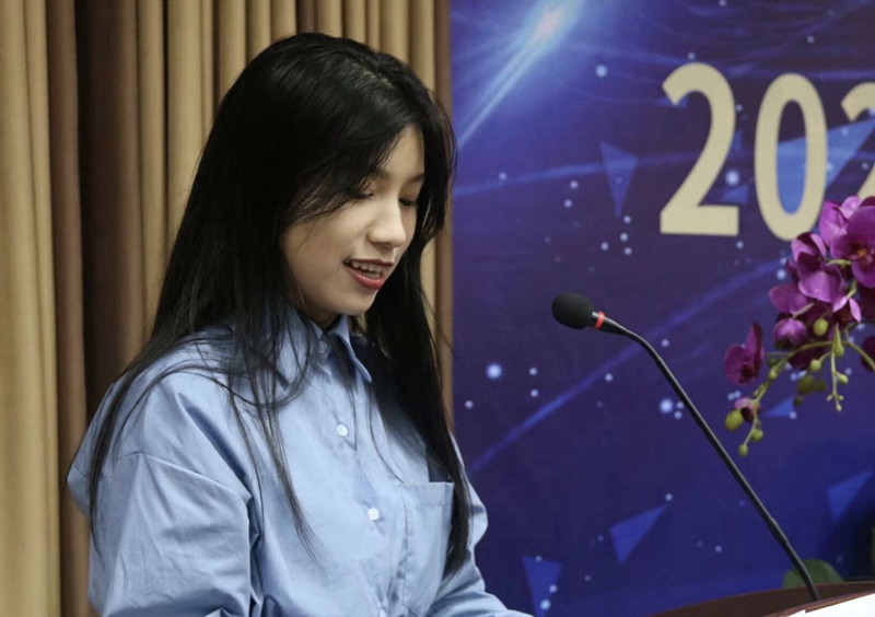 8.在校本科生代表 卢婷.jpg