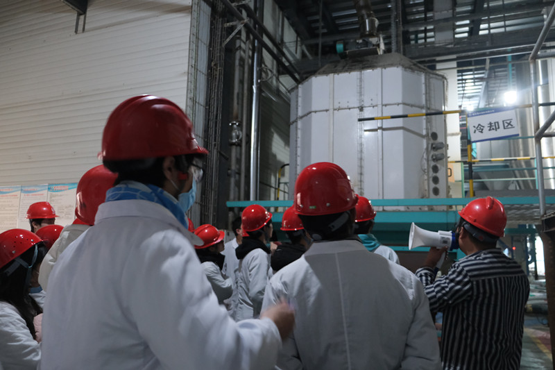 配图5:参观生产车间_副本.jpg